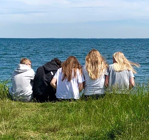 Elever ved stranden Hjarnø.jpeg